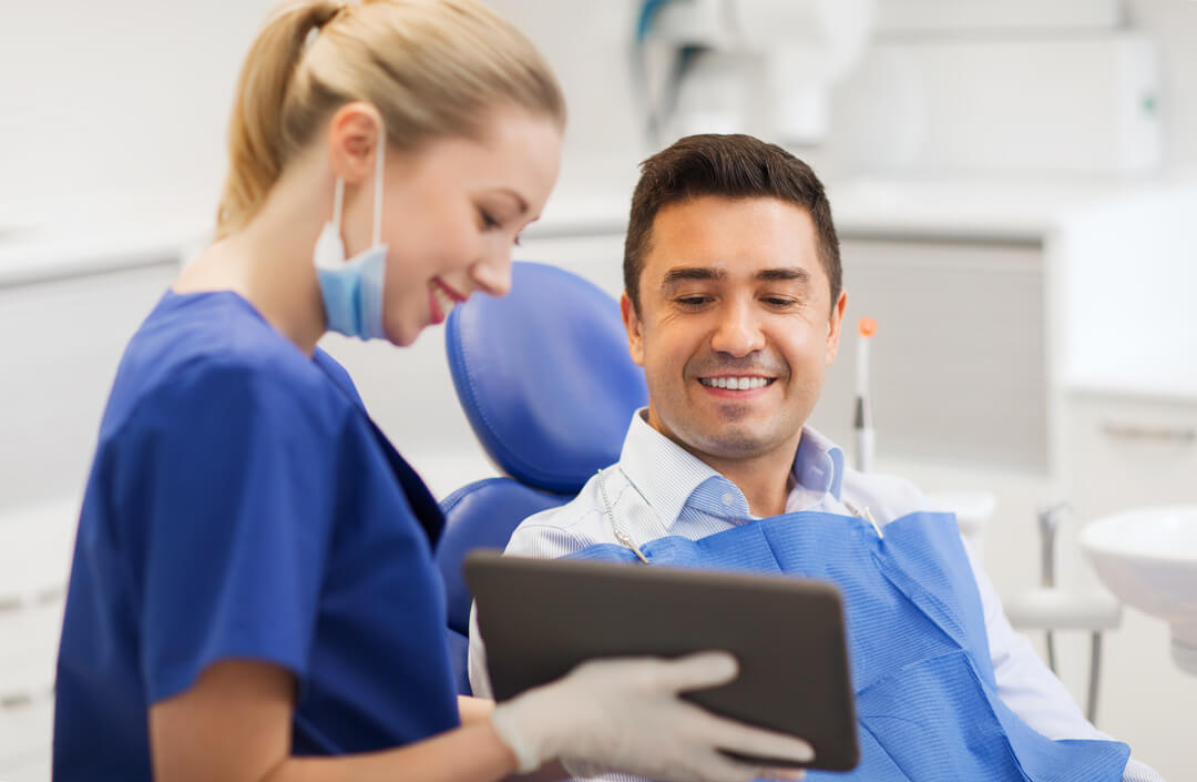 Dentiste avec patient