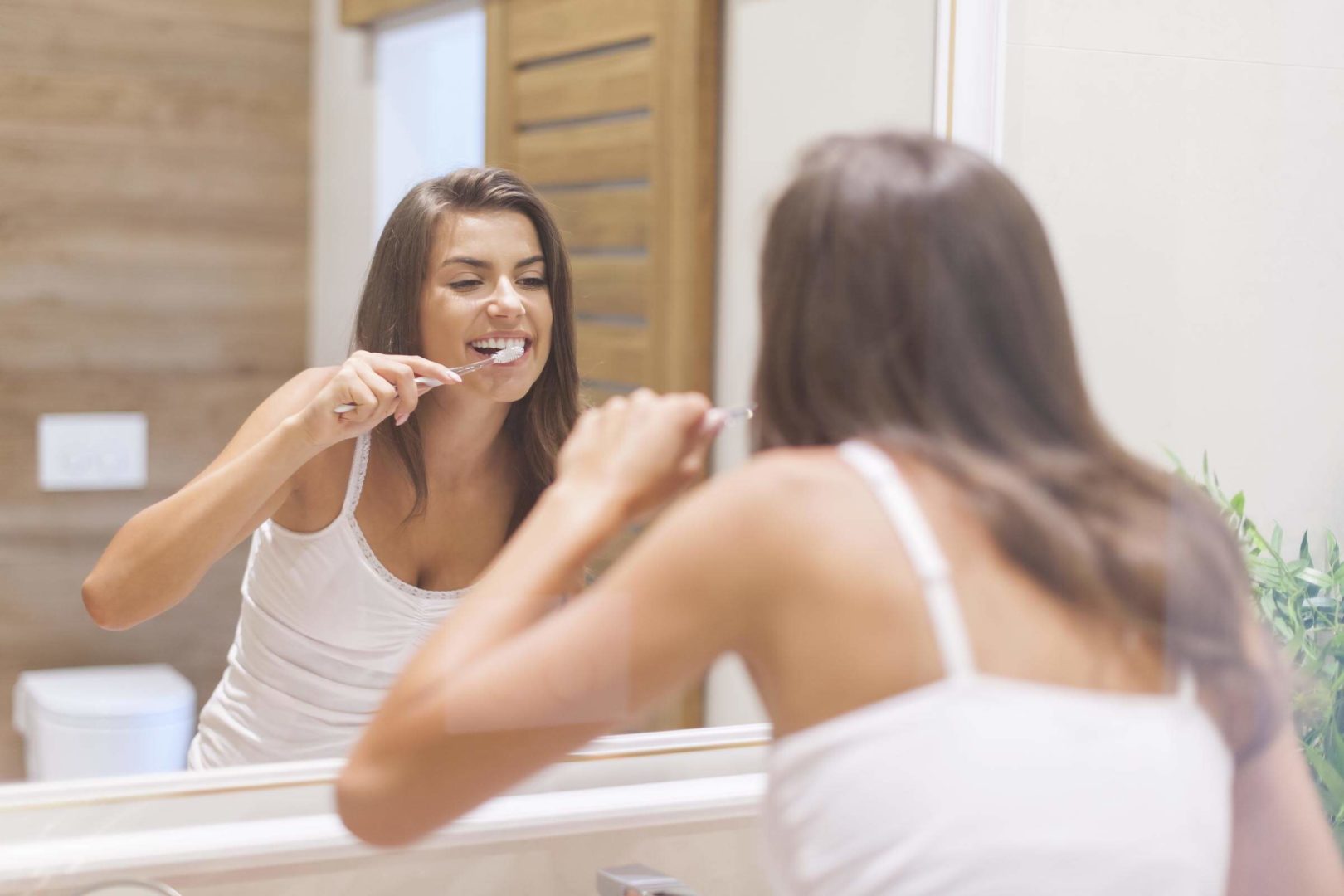 Fille que se brosse les dents