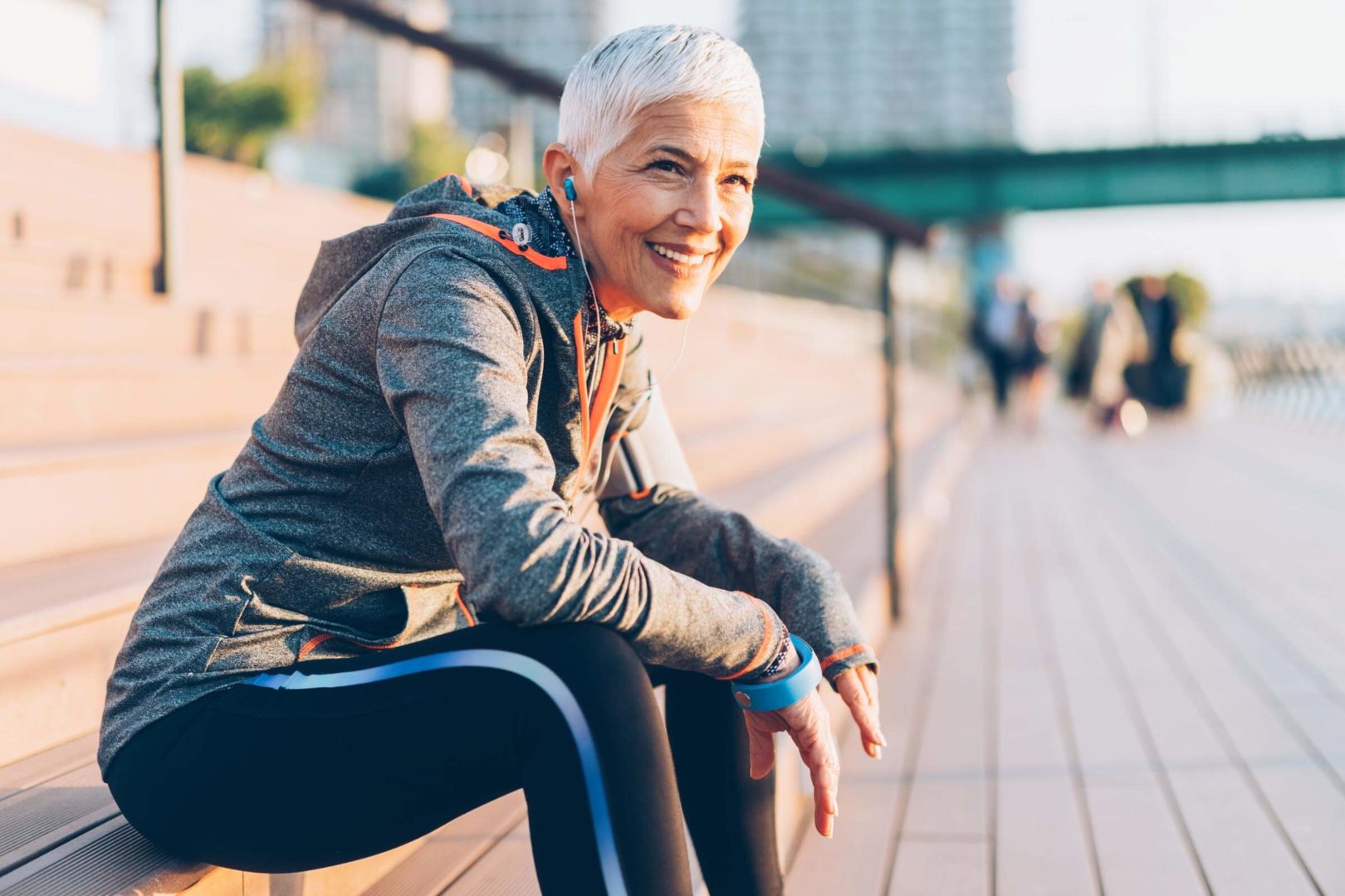 Femme assise sur un banc